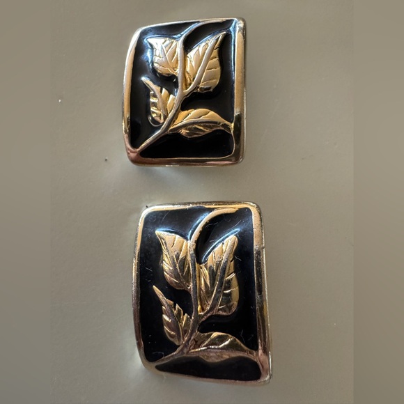 Vintage Gold Tone Leaf and Black Enamel Mid Century Vibe Clip On Earrings - Picture 4 of 9